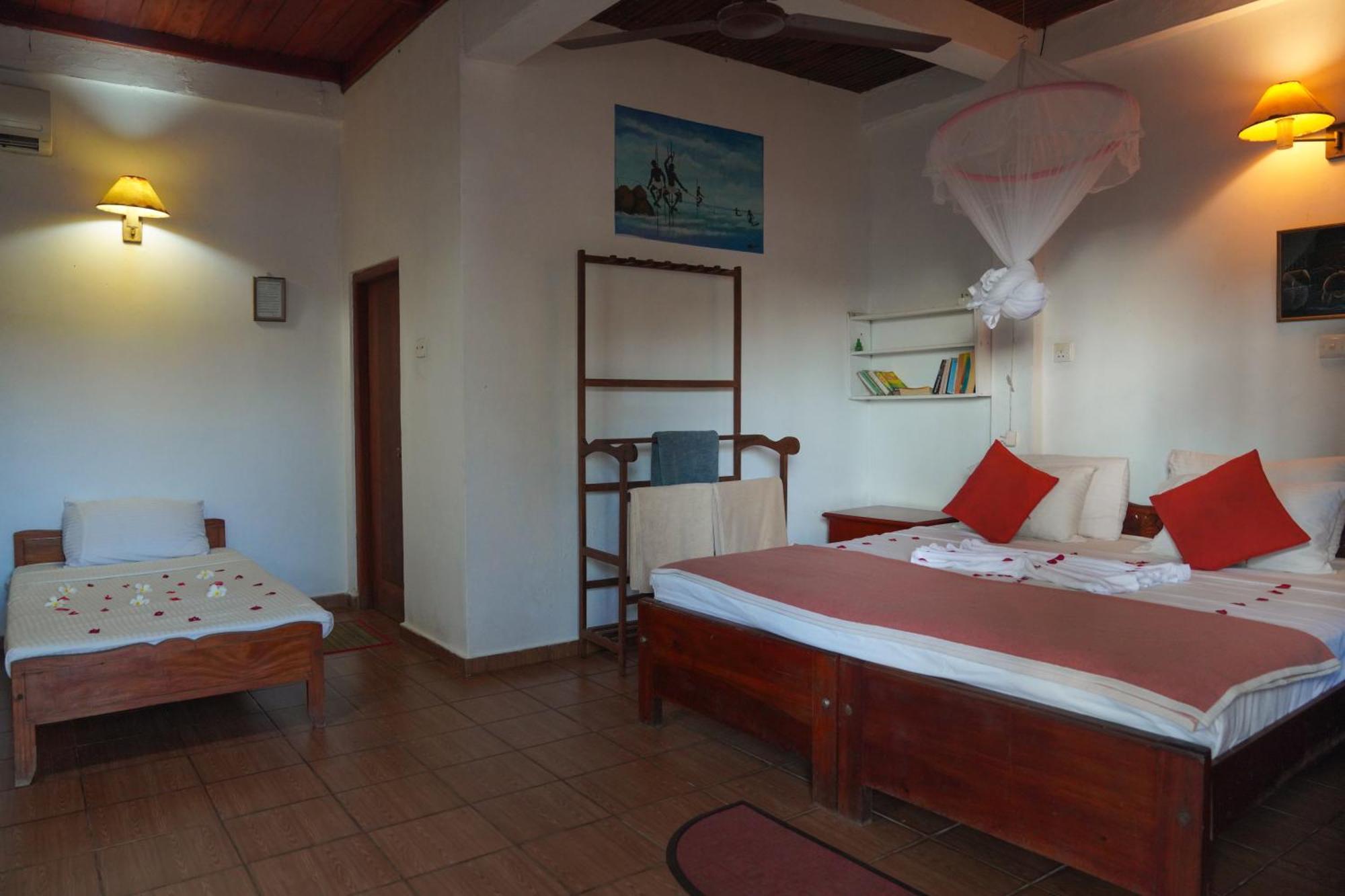Shanthi Beach Resort Unawatuna Kültér fotó